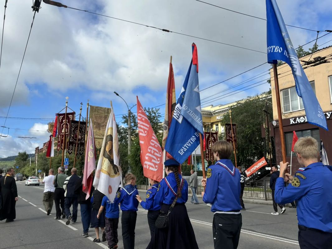 В Чите проходит крестный ход в честь Казанской иконы Божьей Матери и престольного праздника Казанского кафедрального собора В Чите проходит крестный ход в честь Казанской иконы Божьей Матери и престольного праздника Казанского кафедрального собора