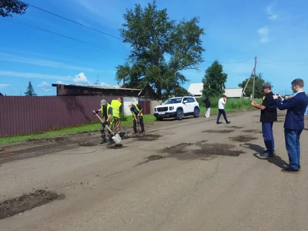 В Борзе продолжаются ямочные ремонты В Борзе продолжаются ямочные ремонты