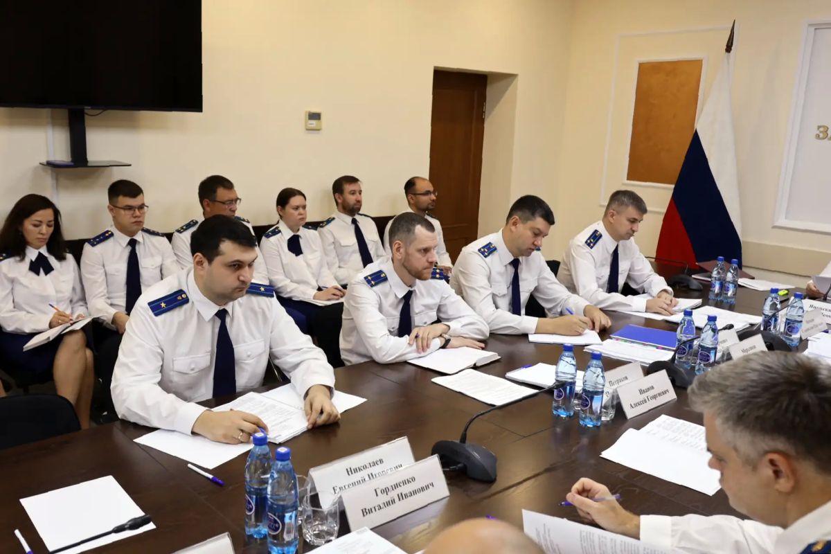 Прокурор Забайкальского края Александр Яновский на оперативном совещании определил приоритеты работы прокуроров на второе полугодие Прокурор Забайкальского края Александр Яновский на оперативном совещании определил приоритеты работы прокуроров на второе полугодие