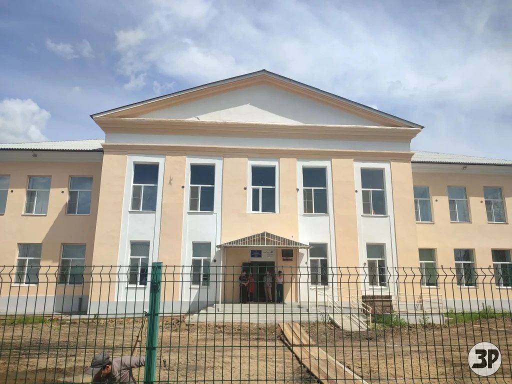 Губернатор Забайкальского края Александр Осипов в ходе рабочей поездки посетил школу №41 в Борзе, в которой прошёл капитальный ремонт, а сейчас ведётся благоустройство территории Губернатор Забайкальского края Александр Осипов в ходе рабочей поездки посетил школу №41 в Борзе, в которой прошёл капитальный ремонт, а сейчас ведётся благоустройство территории