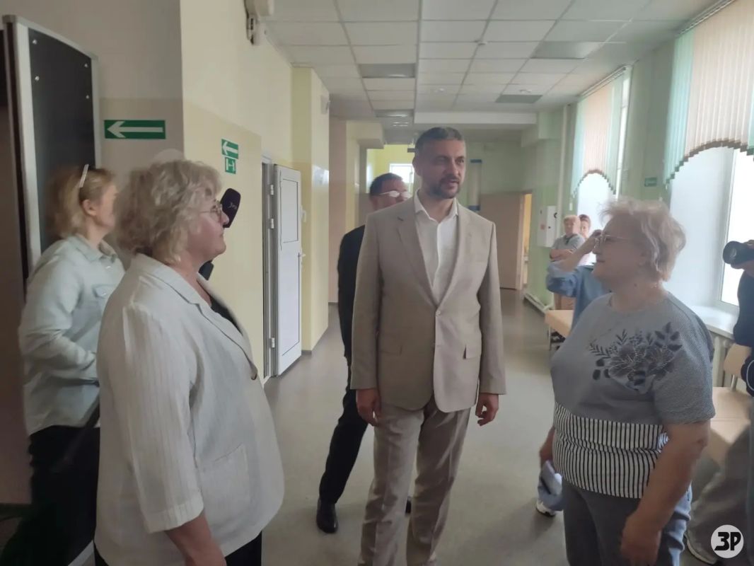 Губернатор Забайкальского края Александр Осипов в ходе рабочей поездки посетил школу №41 в Борзе, в которой прошёл капитальный ремонт, а сейчас ведётся благоустройство территории Губернатор Забайкальского края Александр Осипов в ходе рабочей поездки посетил школу №41 в Борзе, в которой прошёл капитальный ремонт, а сейчас ведётся благоустройство территории