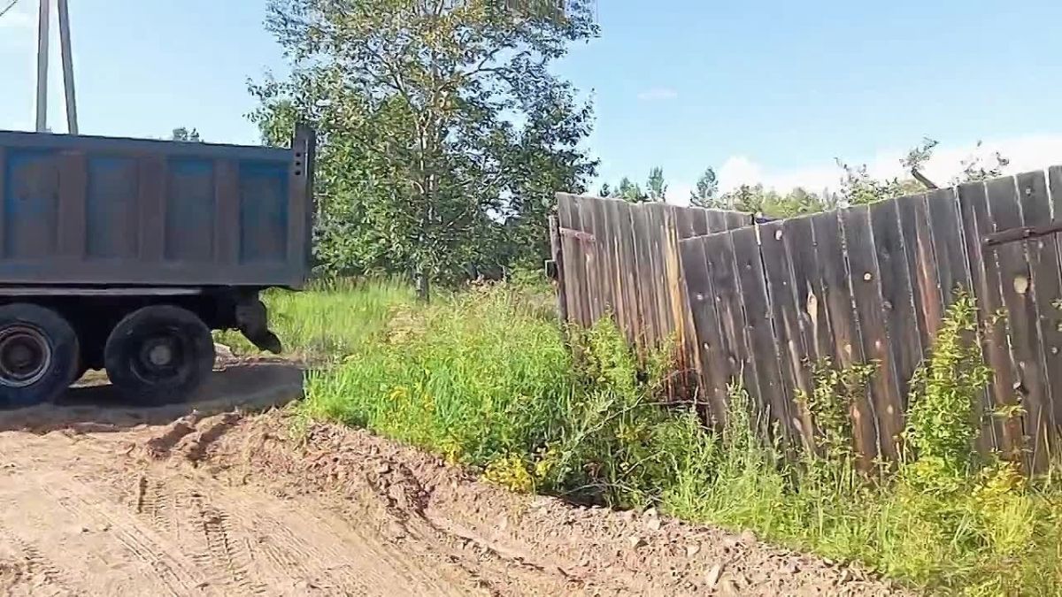 На территории СНТ «Шишкино-Остров» в Читинском округе восстанавливают временную защитную насыпь, поврежденную во время паводка