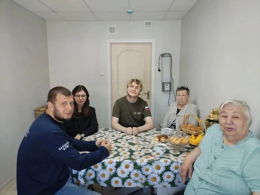 В Читинском Социальном приюте состоялась встреча активистов «Молодёжки Народного фронта» под руководством координатора Дмитрия Савченко с матерями участников специальной военной операции