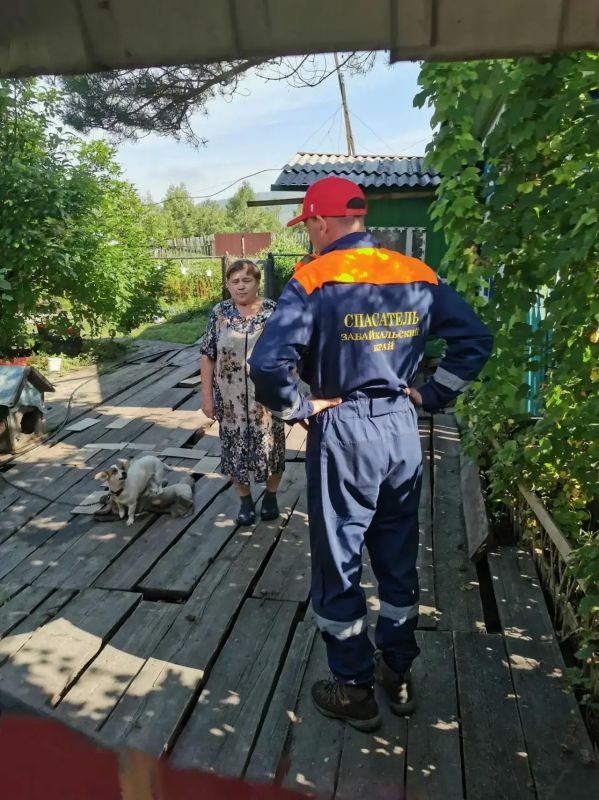 Спасатели «Забайкалпожспаса» продолжают помогать жителям Чернышевского округа Спасатели «Забайкалпожспаса» продолжают помогать жителям Чернышевского округа