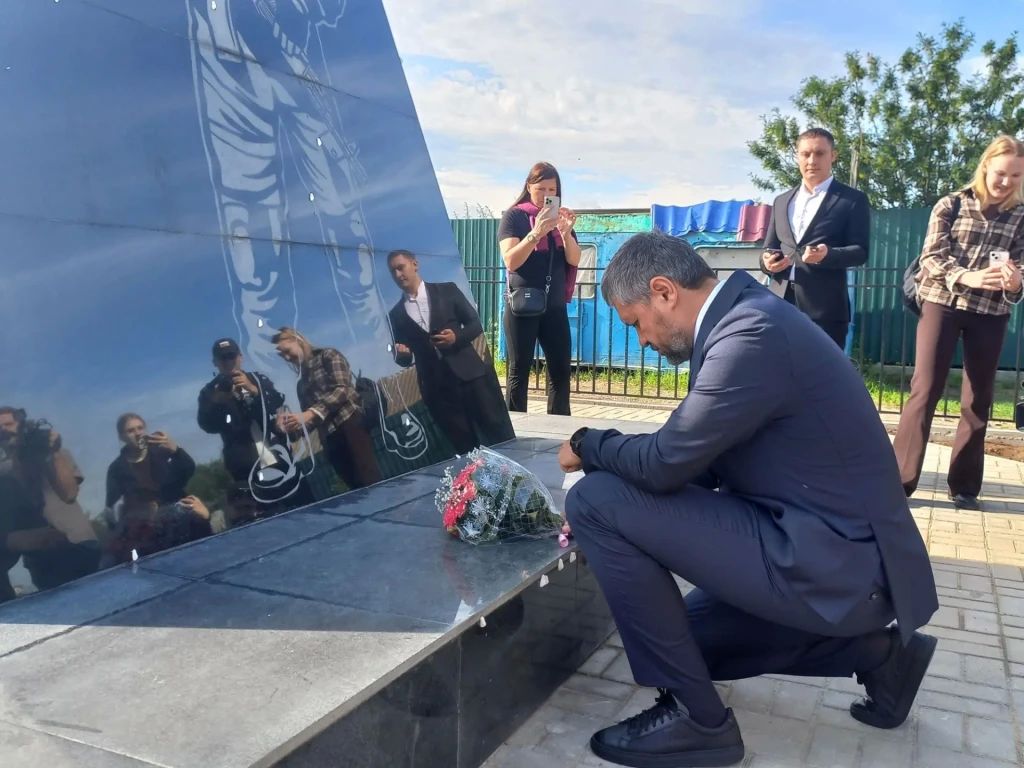 Осипов возложил цветы к памятнику бойцам СВО в Улётах