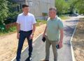 Депутат городской Думы Олег Митюков проинспектировал новый тротуар в микрорайоне Батарейный