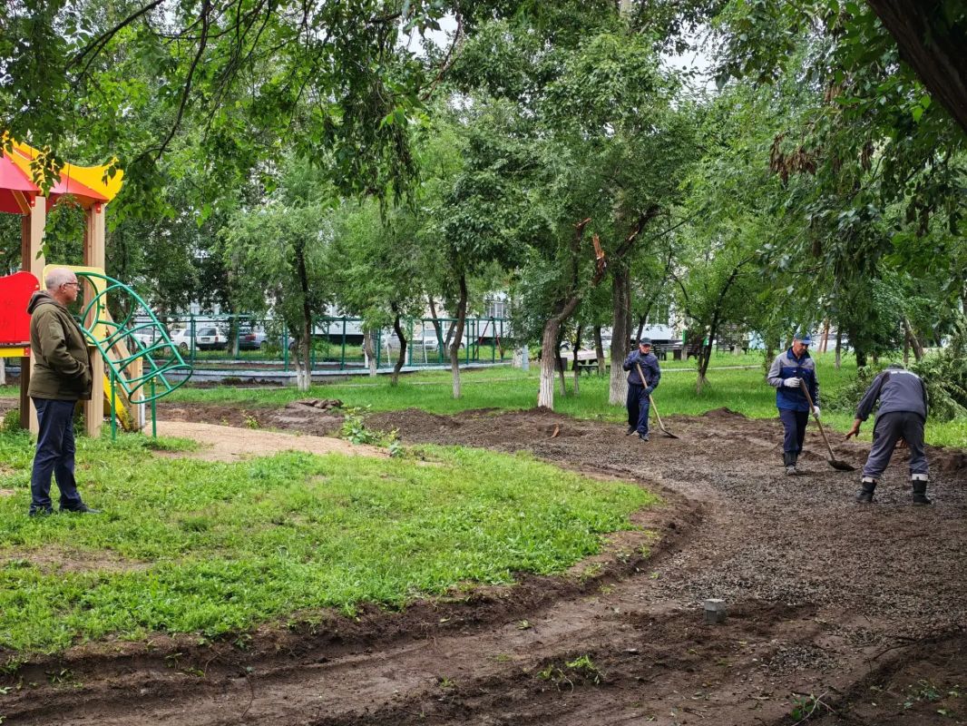 Буянто Батомункуев осмотрел ход благоустройства дворов в Краснокаменске Буянто Батомункуев осмотрел ход благоустройства дворов в Краснокаменске