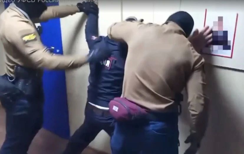 Полицейского из Каларского округа задержали за крупную взятку от бизнесмена Полицейского из Каларского округа задержали за крупную взятку от бизнесмена