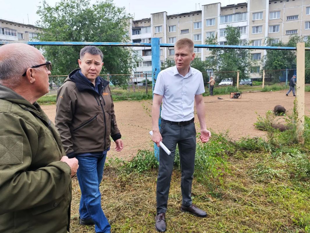 Буянто Батомункуев осмотрел ход благоустройства дворов в Краснокаменске Буянто Батомункуев осмотрел ход благоустройства дворов в Краснокаменске