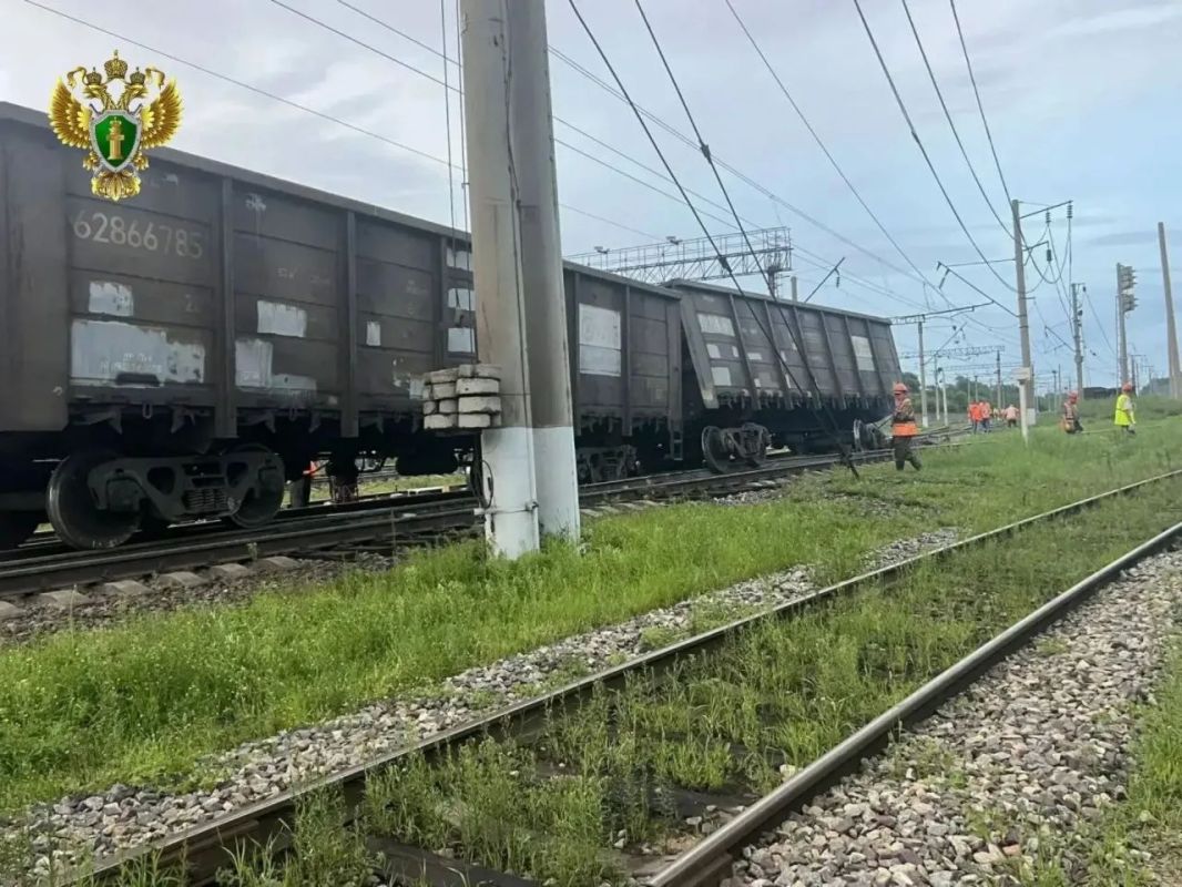 Три вагона с углем сошли с рельсов в Белогорске Три вагона с углем сошли с рельсов в Белогорске