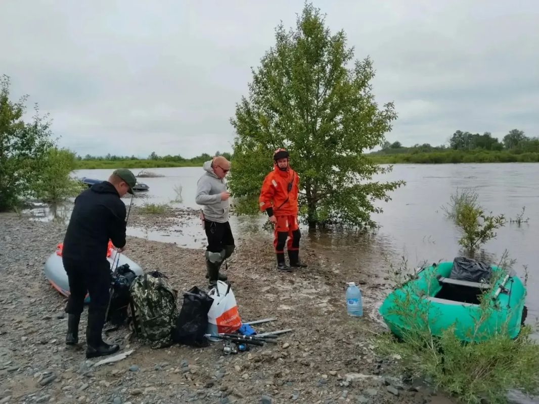 Троих человек, терпящих бедствие из-за подъёма уровня воды, спасли Троих человек, терпящих бедствие из-за подъёма уровня воды, спасли
