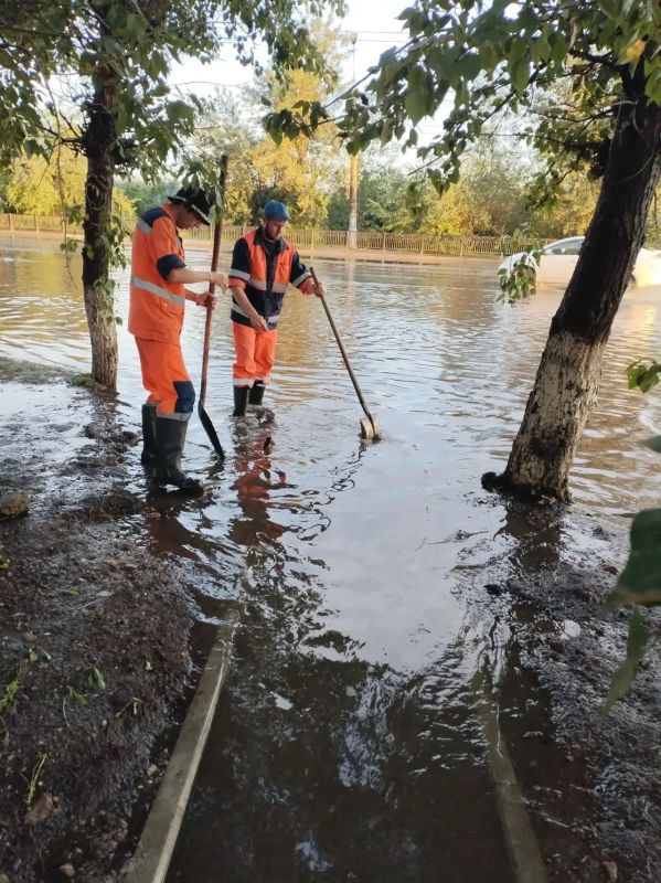 Одновременно с этим выполняется очистка водоприемных труб на улице Ленина (р-н Диспетчерской) и очистка водоприемных решеток в районе пересечения улиц Генерала Белика и Комсомольской Одновременно с этим выполняется очистка водоприемных труб на улице Ленина (р-н Диспетчерской) и очистка водоприемных решеток в районе пересечения улиц Генерала Белика и Комсомольской