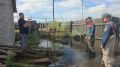 Спасатели оказывают помощь жителям микрорайона Камышинский