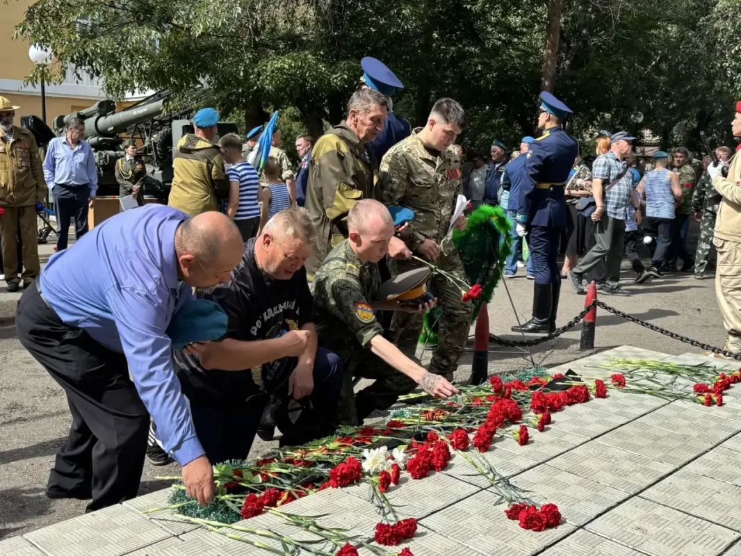 Александр Осипов: Сегодня на дорогах будет много машин с флагами ВДВ, часто водители отвечают им сигналами Александр Осипов: Сегодня на дорогах будет много машин с флагами ВДВ, часто водители отвечают им сигналами