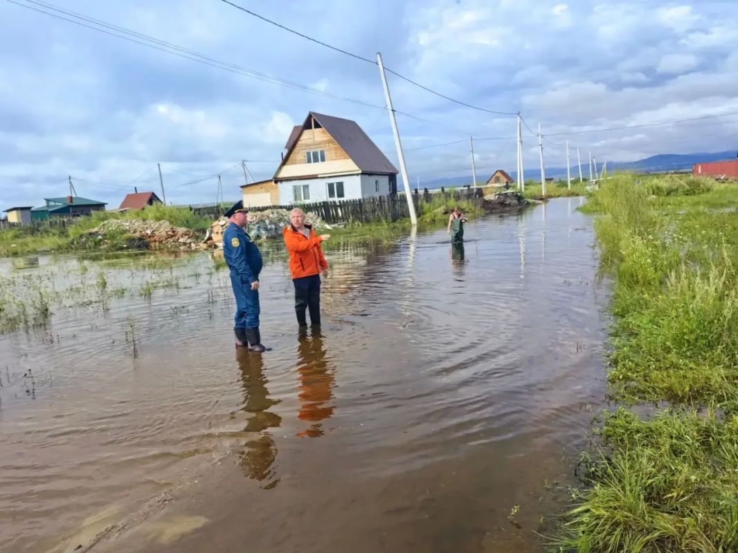 По поручению Мэра города Читы Инны Щегловой управление по делам ГО и ЧС организовало откачку ливневых вод и оказание адресной помощи жителям мкр По поручению Мэра города Читы Инны Щегловой управление по делам ГО и ЧС организовало откачку ливневых вод и оказание адресной помощи жителям мкр