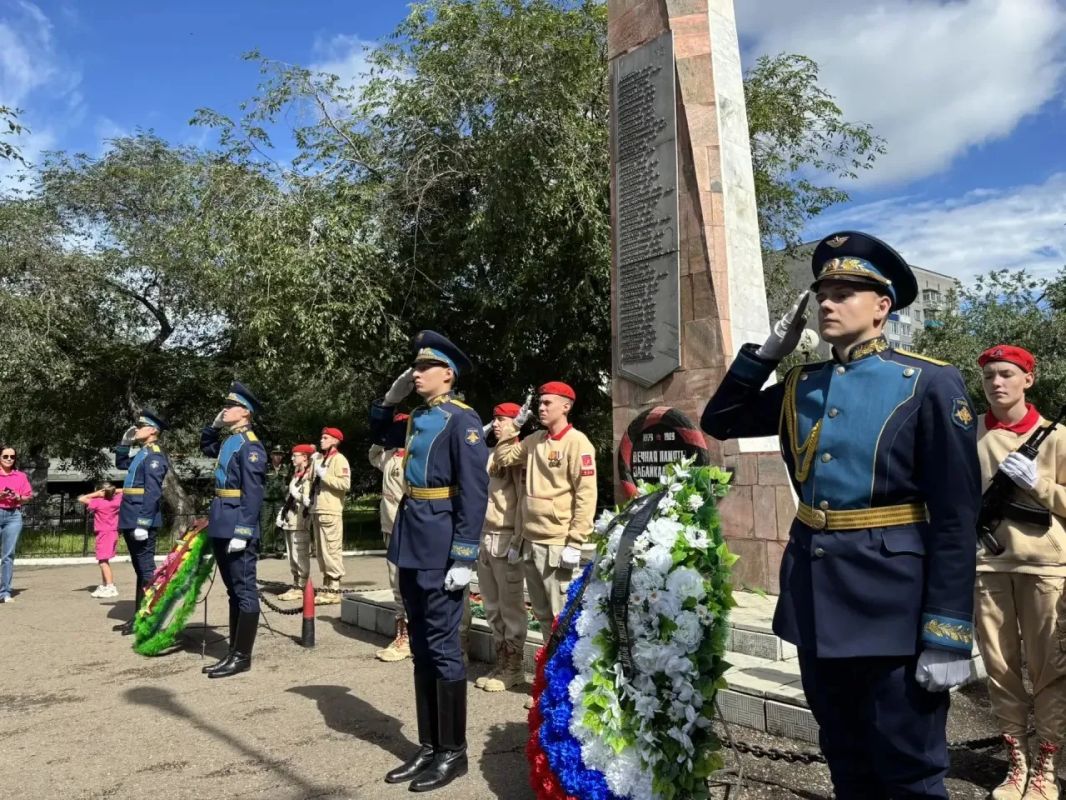 Александр Осипов: Сегодня на дорогах будет много машин с флагами ВДВ, часто водители отвечают им сигналами Александр Осипов: Сегодня на дорогах будет много машин с флагами ВДВ, часто водители отвечают им сигналами