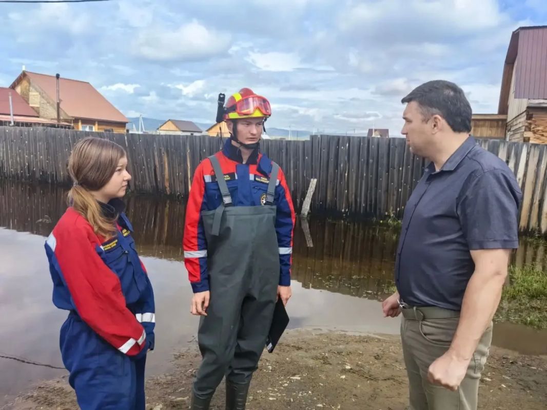 По поручению Мэра города Читы Инны Щегловой управление по делам ГО и ЧС организовало откачку ливневых вод и оказание адресной помощи жителям мкр По поручению Мэра города Читы Инны Щегловой управление по делам ГО и ЧС организовало откачку ливневых вод и оказание адресной помощи жителям мкр