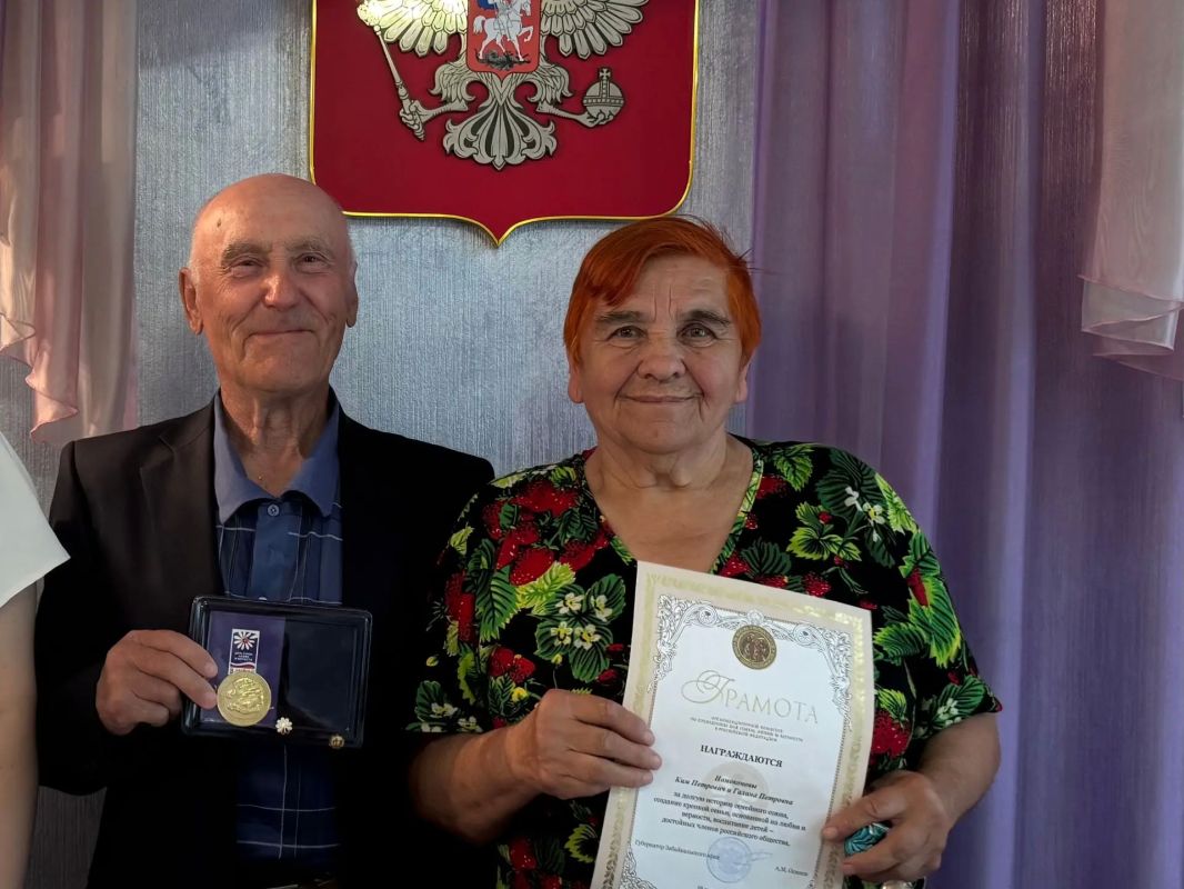 Семьи из шилкинских сел получили заслуженные награды за верность браку Семьи из шилкинских сел получили заслуженные награды за верность браку