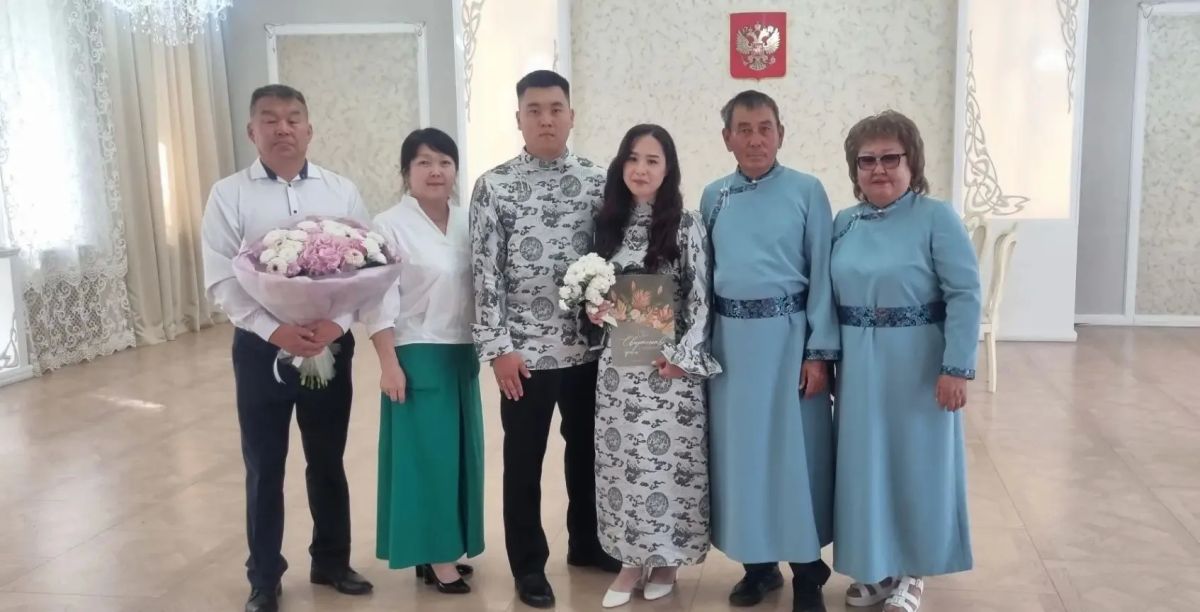 В Год единства народов России свадьбы в национальных костюмах становятся настоящим трендом, объединяя современность с многовековыми традициями В Год единства народов России свадьбы в национальных костюмах становятся настоящим трендом, объединяя современность с многовековыми традициями