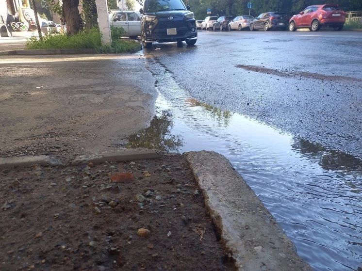 Вода из канализации разлилась по центру Читы