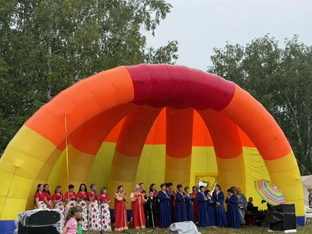 Африканский музыкальный инструмент, видеокассеты и трактор-шоу. Рассказываем, как проводили второй месяц лета в округах Забайкалья Африканский музыкальный инструмент, видеокассеты и трактор-шоу. Рассказываем, как проводили второй месяц лета в округах Забайкалья