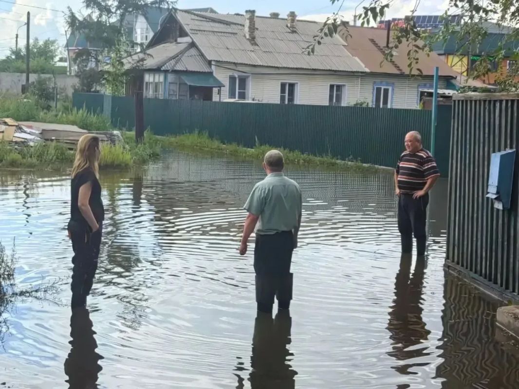 Воду откачивают из дворов пенсионеров на улице Хабаровской в Чите Воду откачивают из дворов пенсионеров на улице Хабаровской в Чите
