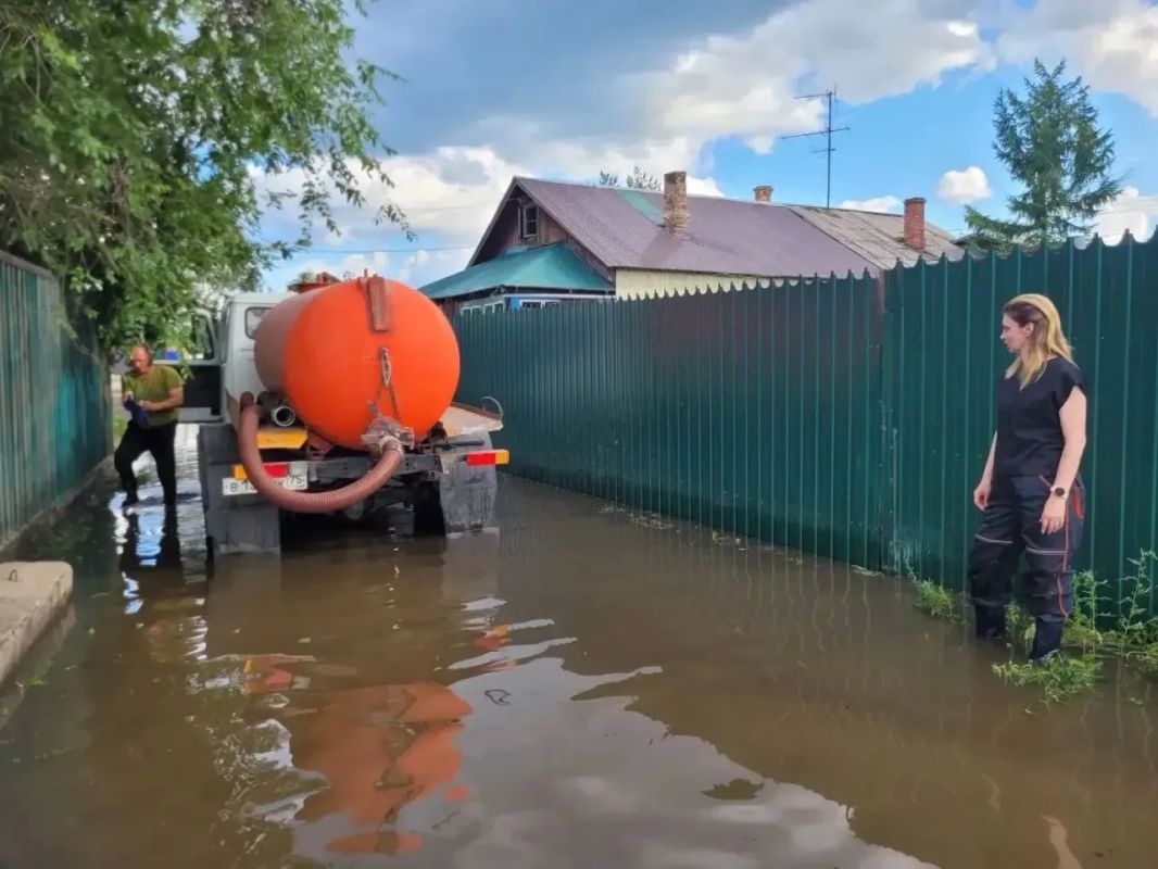 Воду откачивают из дворов пенсионеров на улице Хабаровской в Чите Воду откачивают из дворов пенсионеров на улице Хабаровской в Чите