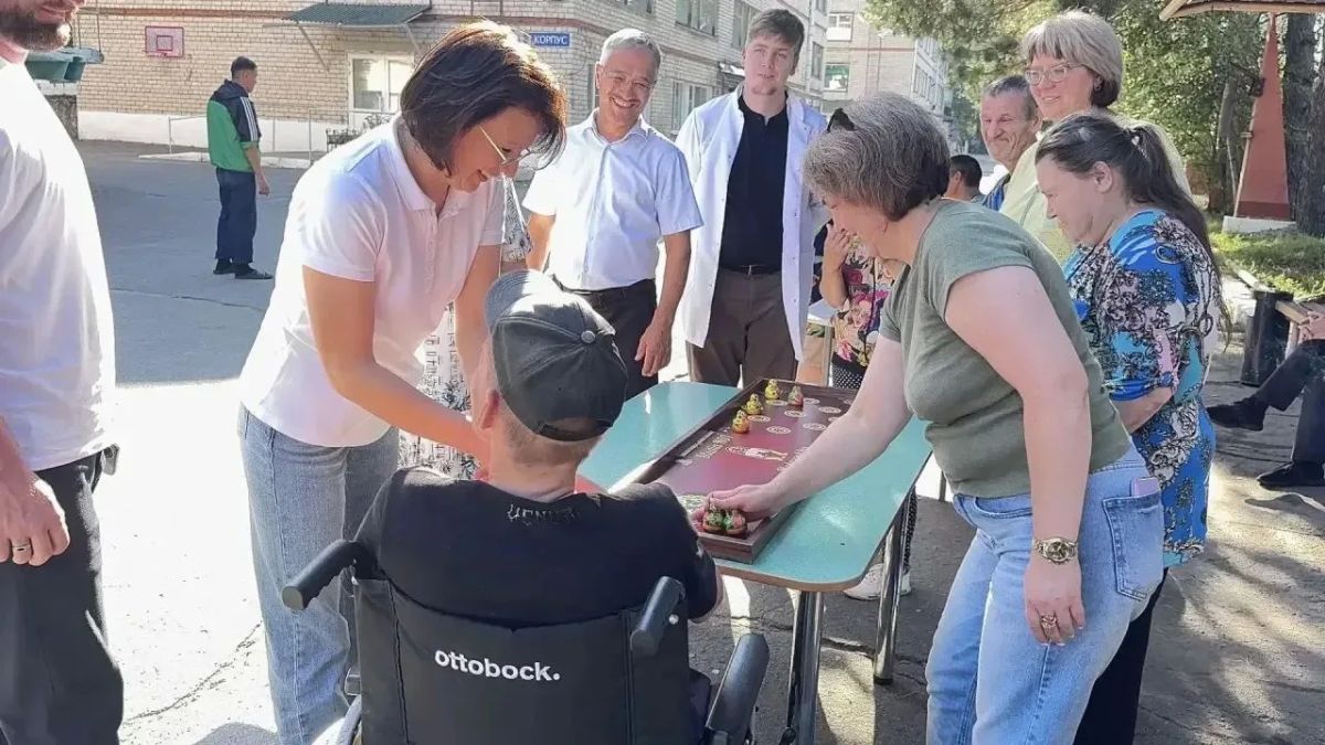 Министр социальной и демографической политики Забайкальского края Вера Чипизубова осмотрела отделение восстановительного лечения в Шилкинском пансионате «Ингода». Она ознакомилась с нововведениями учреждения и отметила... Министр социальной и демографической политики Забайкальского края Вера Чипизубова осмотрела отделение восстановительного лечения в Шилкинском пансионате «Ингода». Она ознакомилась с нововведениями учреждения и отметила...