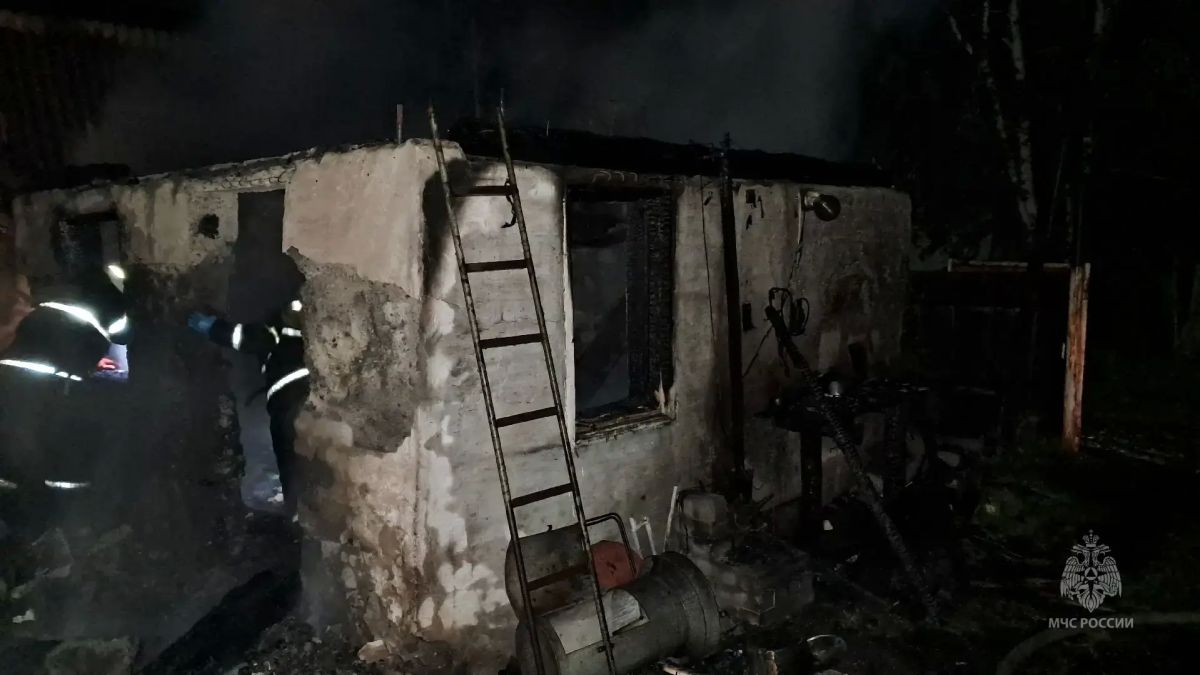 Пожарные потушили два дачных дома, машины и мини-трактор в Смоленке