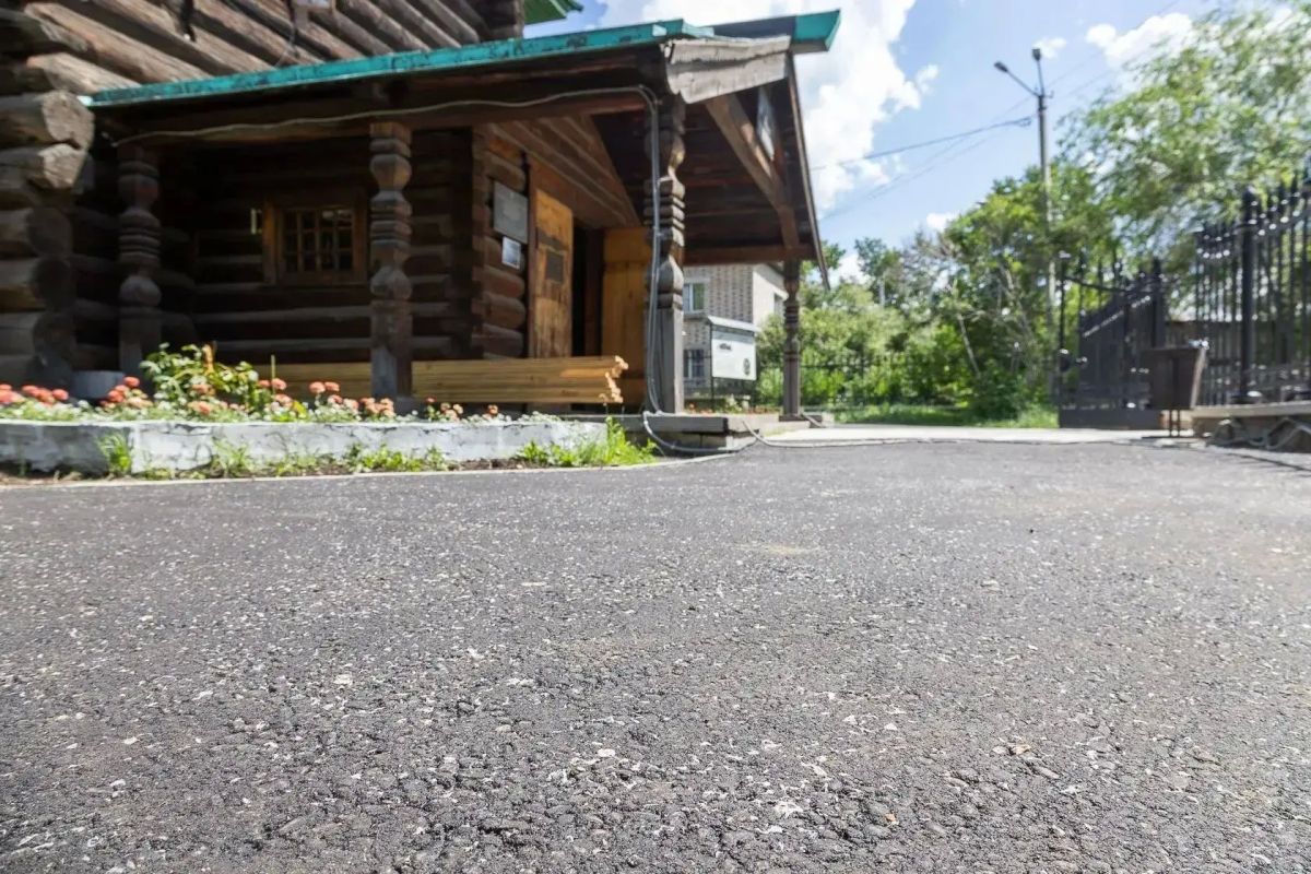 Новый асфальт и цветущие клумбы с пионами теперь радуют глаз прохожих во дворе Музея декабристов в Чите Новый асфальт и цветущие клумбы с пионами теперь радуют глаз прохожих во дворе Музея декабристов в Чите