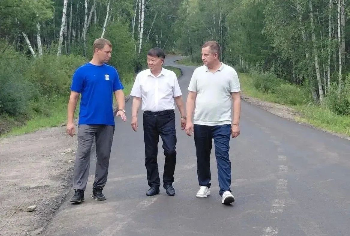 Ремонт Молоковского тракта в Чите планируют завершить до конца августа, качество выполненных на сегодняшний день работ проверил депутат городской Думы Максим Аршинов Ремонт Молоковского тракта в Чите планируют завершить до конца августа, качество выполненных на сегодняшний день работ проверил депутат городской Думы Максим Аршинов
