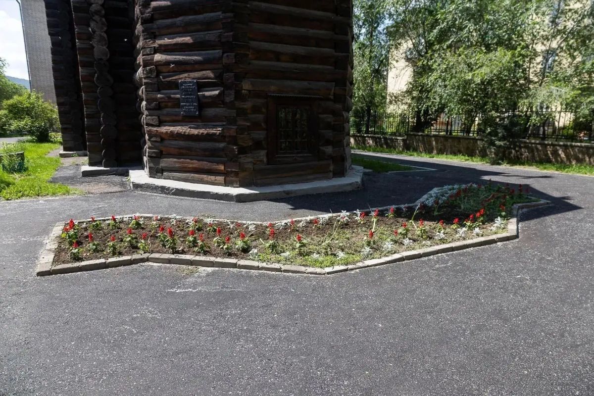 Новый асфальт и цветущие клумбы с пионами теперь радуют глаз прохожих во дворе Музея декабристов в Чите Новый асфальт и цветущие клумбы с пионами теперь радуют глаз прохожих во дворе Музея декабристов в Чите