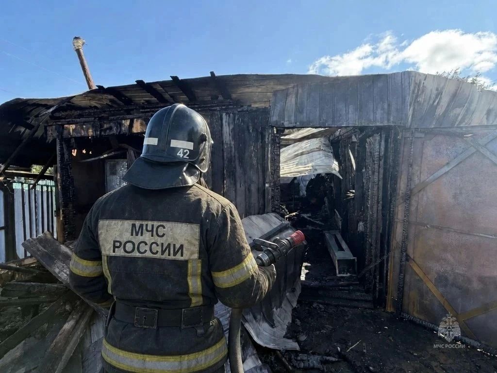 Гараж и надворные постройки загорелись в Первомайском
