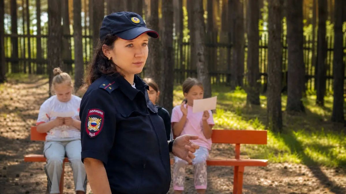 Накануне Дня физкультурника полицейские провели зарядку для воспитанников детского дома, отдыхающих в загородном лагере Накануне Дня физкультурника полицейские провели зарядку для воспитанников детского дома, отдыхающих в загородном лагере