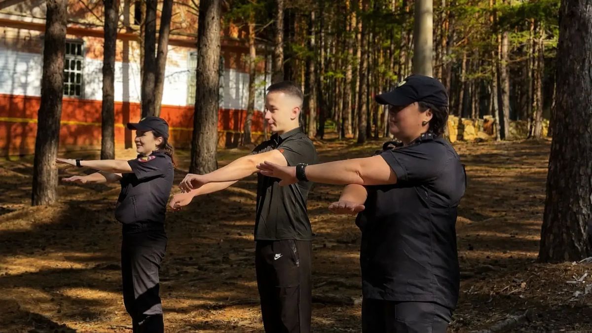 Накануне Дня физкультурника полицейские провели зарядку для воспитанников детского дома, отдыхающих в загородном лагере Накануне Дня физкультурника полицейские провели зарядку для воспитанников детского дома, отдыхающих в загородном лагере