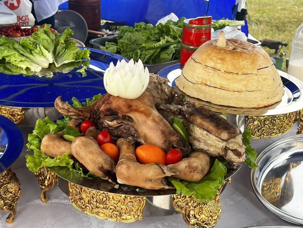 Атмосфера Международного гастрофестиваля «Хорхог» Гости продумывают наряды задолго до этого мероприятия, чтобы предстать перед земляками и гостями праздника во всей красе Атмосфера Международного гастрофестиваля «Хорхог» Гости продумывают наряды задолго до этого мероприятия, чтобы предстать перед земляками и гостями праздника во всей красе