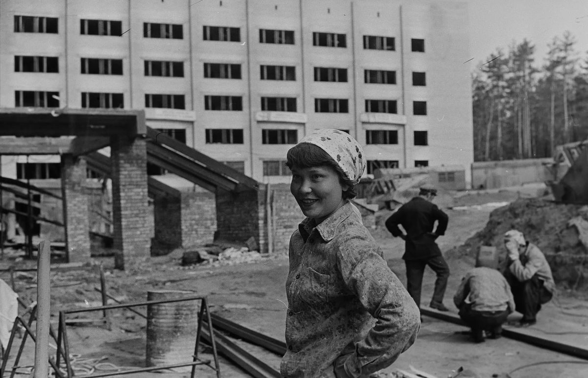Александр Осипов: На архивных фотографиях Евгения Епанчинцева — рабочие дни на двух стройках Читы начала 1980-х годов Александр Осипов: На архивных фотографиях Евгения Епанчинцева — рабочие дни на двух стройках Читы начала 1980-х годов