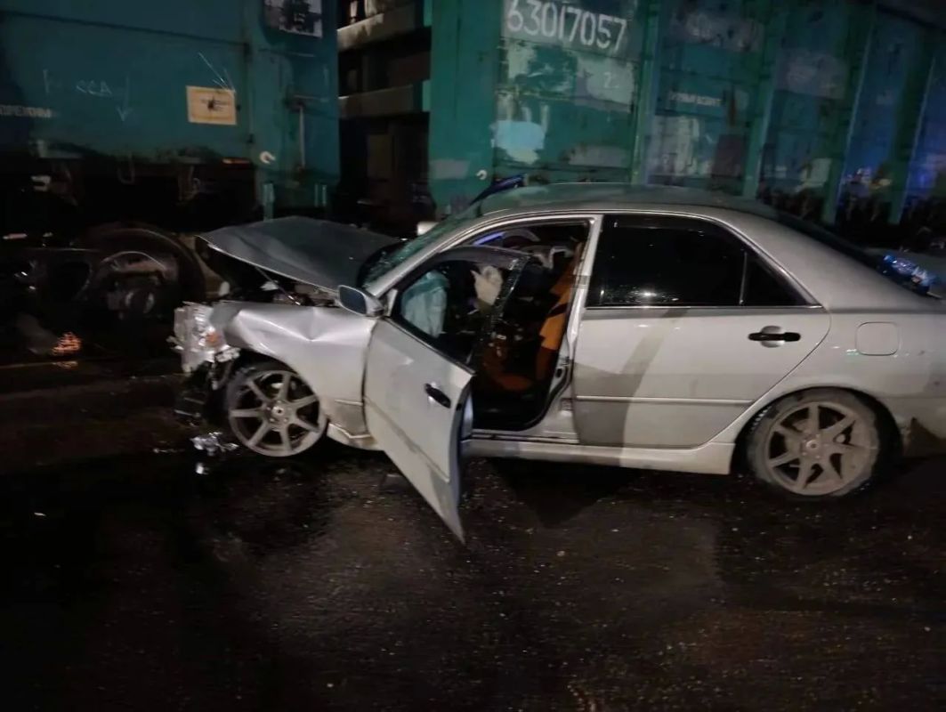 Два человека пострадали во врезавшейся в поезд машине в Чите Два человека пострадали во врезавшейся в поезд машине в Чите