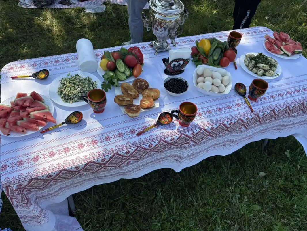Создавали фигуры из травы, плели венки и смотрели кино на закате Создавали фигуры из травы, плели венки и смотрели кино на закате