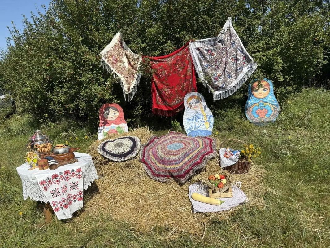 Создавали фигуры из травы, плели венки и смотрели кино на закате Создавали фигуры из травы, плели венки и смотрели кино на закате