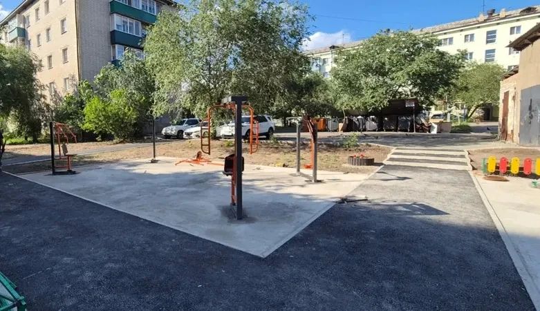 Двор по улице Ингодинской в Чите благоустраивают благодаря господдержке Двор по улице Ингодинской в Чите благоустраивают благодаря господдержке