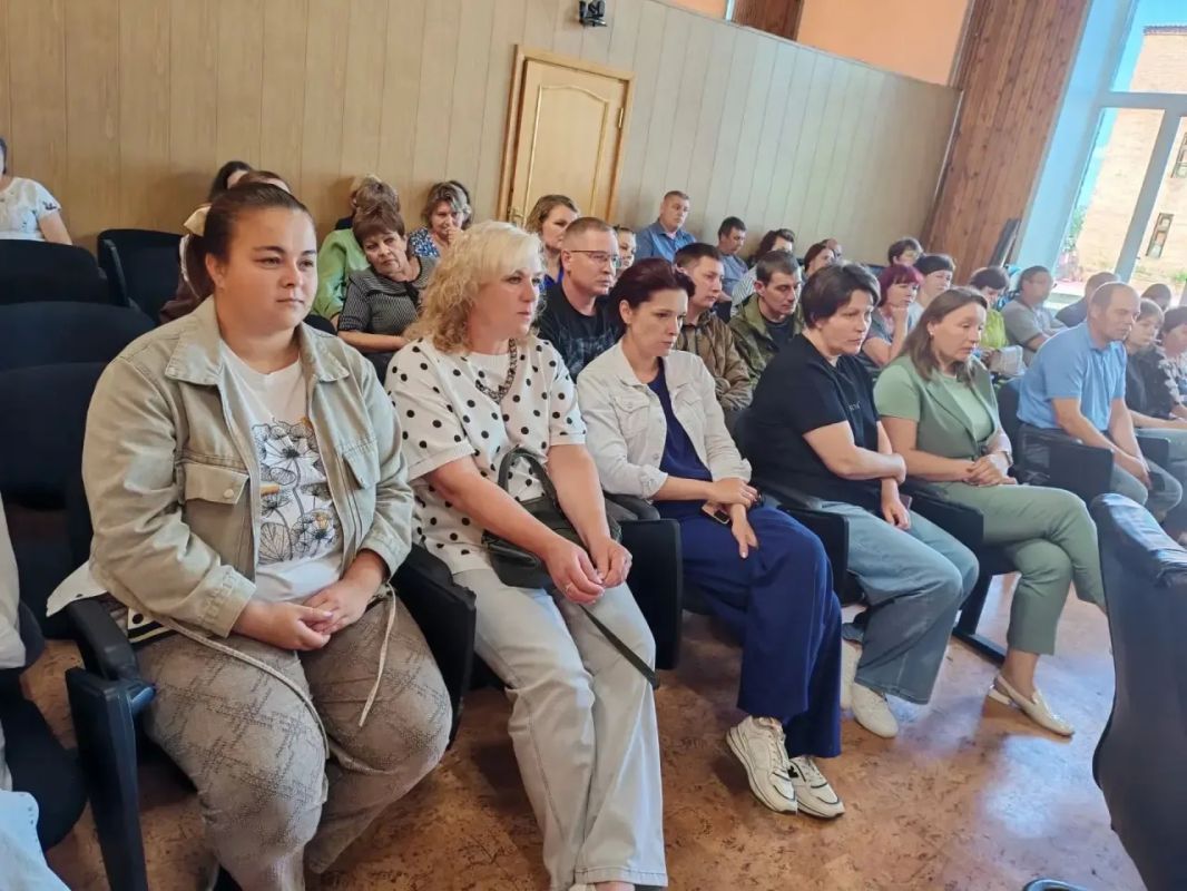 Исполняющий обязанности министра лесного хозяйства Забайкальского края Михаил Трофимов посетил с рабочим визитом Улетовский муниципальный округ, где провёл совещание с представителями администрации и подведомственных... Исполняющий обязанности министра лесного хозяйства Забайкальского края Михаил Трофимов посетил с рабочим визитом Улетовский муниципальный округ, где провёл совещание с представителями администрации и подведомственных...