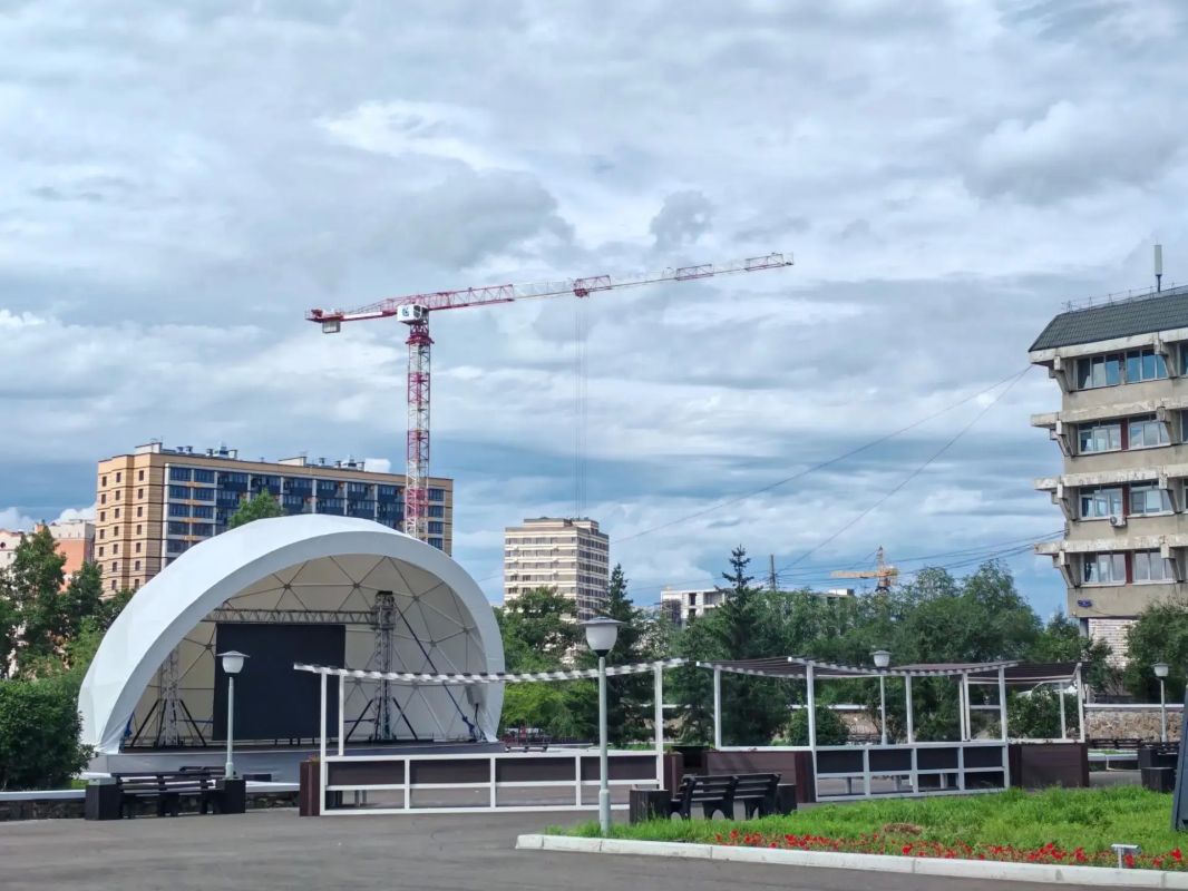 «Полюбить – так королеву! Проиграть – так миллион!» эту и другие крылатые фразы из советских фильмов услышат гости на бесплатных кинопоказах в Чите на площади Революции