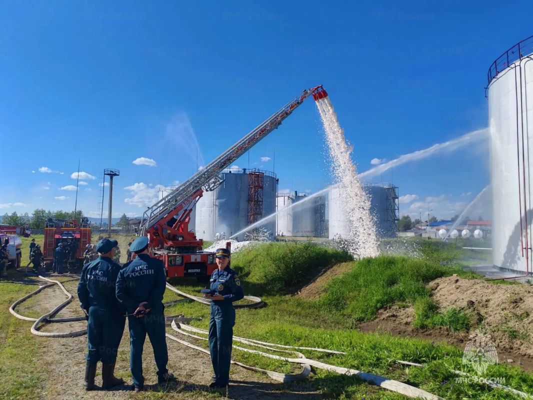 Забайкальские огнеборцы отработали тушение крупного пожара на базе ГСМ Забайкальские огнеборцы отработали тушение крупного пожара на базе ГСМ