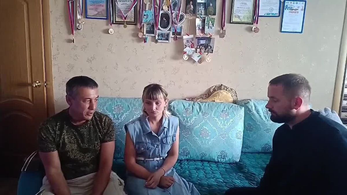 Заместитель министра соцполитики Забайкальского края Андрей Бурмистров посетил семью участника СВО Максима Свинарёва в посёлке Шерловая Гора