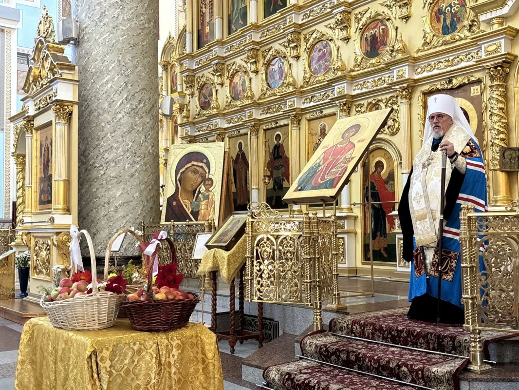В Чите освятили яблоки по случаю праздника Преображение Господне В Казанском кафедральном соборе митрополит Читинский и Петровск-Забайкальский Димитрий провёл молебен по случаю наступающего праздника Преображение Господня В Чите освятили яблоки по случаю праздника Преображение Господне В Казанском кафедральном соборе митрополит Читинский и Петровск-Забайкальский Димитрий провёл молебен по случаю наступающего праздника Преображение Господня