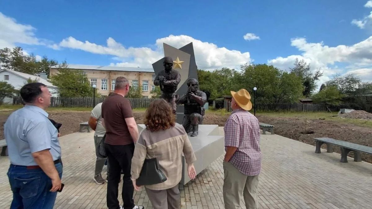 В Акше завершают благоустройство «Сквера горизонтов» и готовят к открытию мемориал героям СВО В Акше завершают благоустройство «Сквера горизонтов» и готовят к открытию мемориал героям СВО