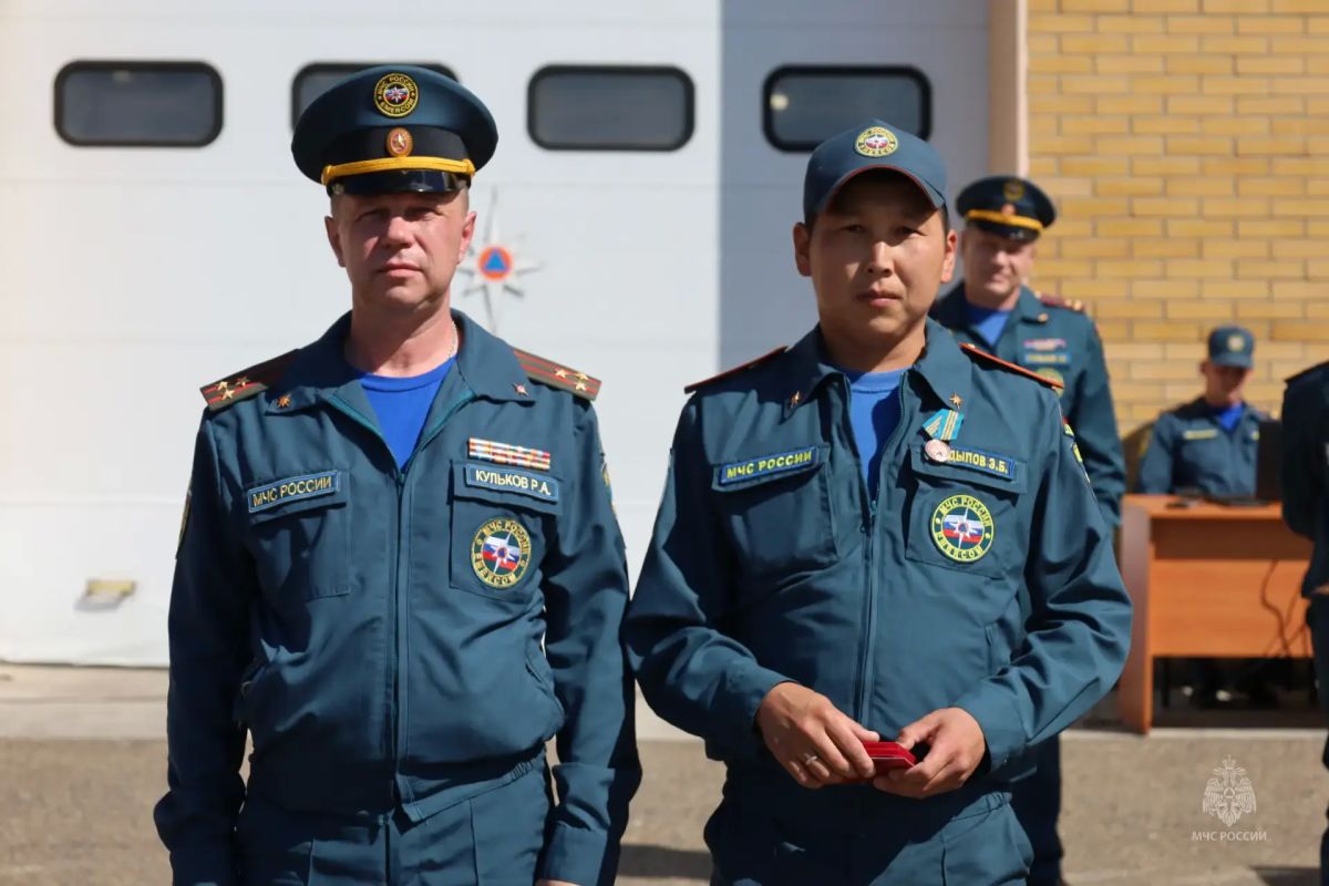 В Главном управлении МЧС России по Забайкальскому краю прошло торжественное построение в честь Дня Государственного флага В Главном управлении МЧС России по Забайкальскому краю прошло торжественное построение в честь Дня Государственного флага