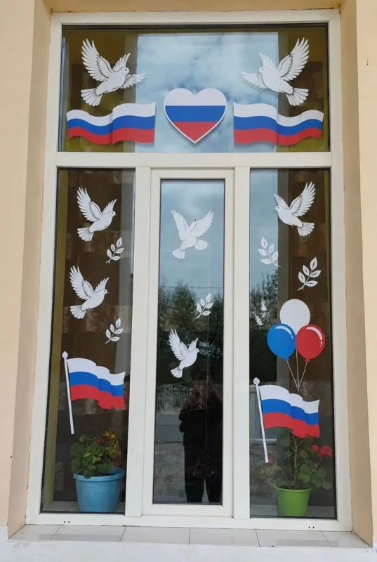 Сотрудники забайкальских Росреестра и Роскадастра поддержали всероссийскую акцию ко Дню флага России Сотрудники забайкальских Росреестра и Роскадастра поддержали всероссийскую акцию ко Дню флага России