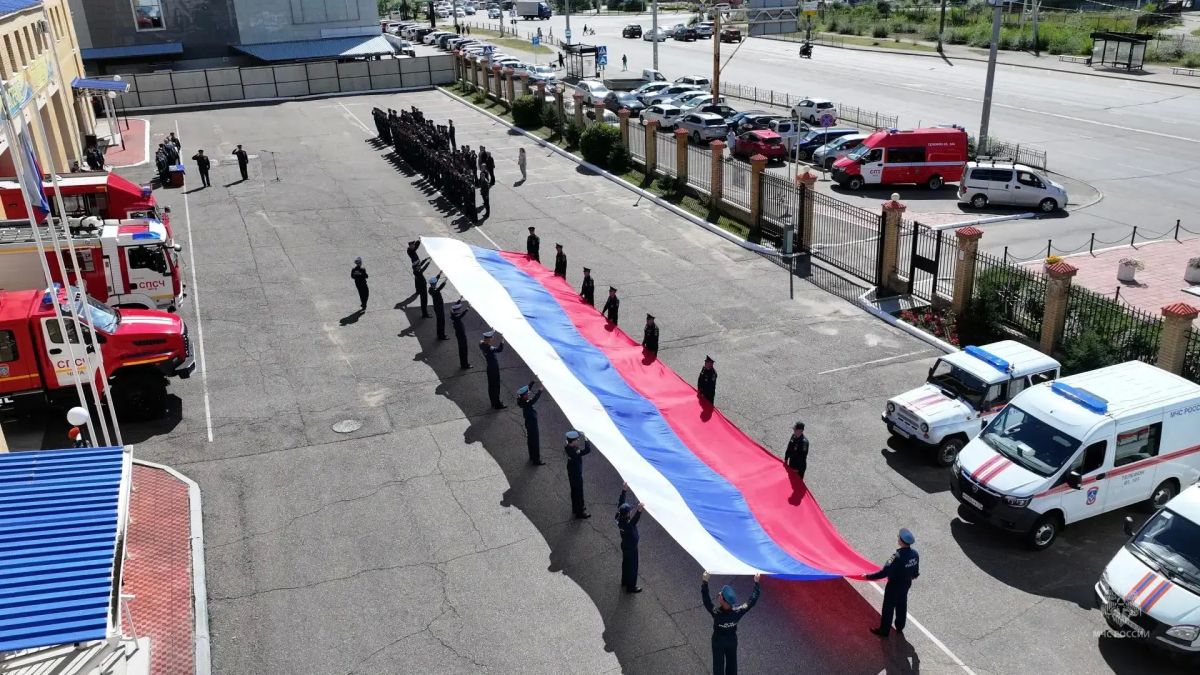 В Главном управлении МЧС России по Забайкальскому краю прошло торжественное построение в честь Дня Государственного флага